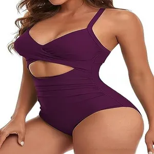 Maillot de bain une pièce violet sexy avec design croisé et découpe chic à la taille.