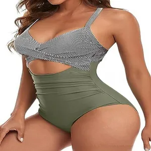 Maillot de bain une pièce sexy avec haut rayé et design ajouré en vert olive femme.