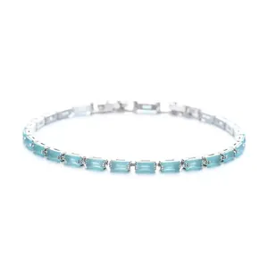 Élégant bracelet minimaliste en argent avec cristaux rectangulaires bleu clair