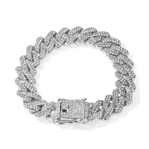 Detaillierte Makroansicht einer 14mm Iced Out Panzerkette mit Rauten-Diamantenbesatz