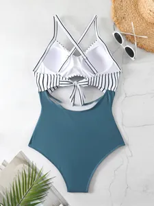 Détail arrière d'un maillot de bain une pièce sexy avec bretelles croisées et nœud rayé