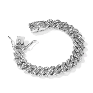 Nahaufnahme von 14mm Iced-Out-Kubanerkette-Armband mit funkelnden Steinen und Verschluss.