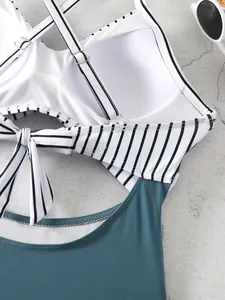 Détail d'un maillot de bain une pièce rayé avec nœud au dos et fines bretelles