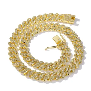 Detailansicht der 14 mm vergoldeten Cuban Link Kette mit Strasssteinen besetzt