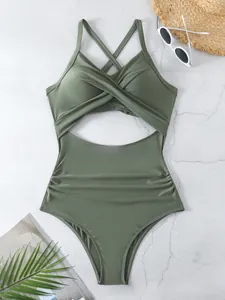 Vue détaillée de la texture du maillot de bain une pièce vert olive ajouré et croisé.