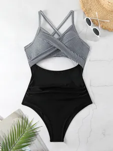 Vue détaillée d'un maillot de bain une pièce pour femme avec haut croisé rayé et découpe noire