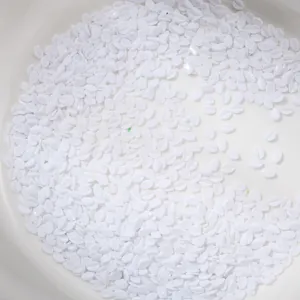 Vue détaillée de breloques d'ongles en forme de feuille blanche avec des nervures délicates