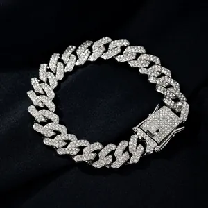 Makro-Detail einer 14mm Iced-Out-Kubanerkette mit funkelnden Strasssteinen fuer Hip-Hop