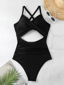 Détail des bretelles croisées noires élégantes et du design ajouré du maillot de bain