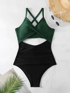 Maillot de bain une pièce découpé vert émeraude et noir à bretelles croisées