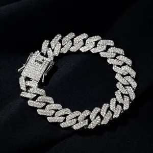 Nahaufnahme einer 14mm silbernen Iced-Out-Panzerkette mit detailliertem Kastenverschluss