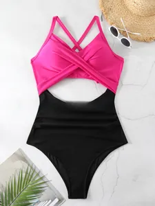 Vue détaillée d'un maillot de bain une pièce rose et noir avec découpe et design croisé