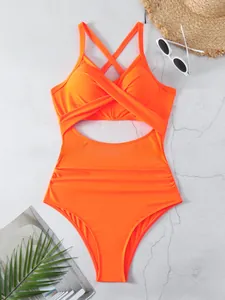 Vue rapprochée du maillot de bain orange fluo avec détail découpé croisé.