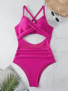 Vue détaillée d'un maillot de bain une pièce magenta sexy avec découpe croisée.
