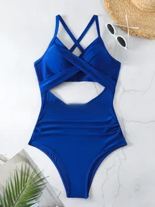 Gros plan détaillé du maillot de bain bleu avec une découpe chic à la taille.