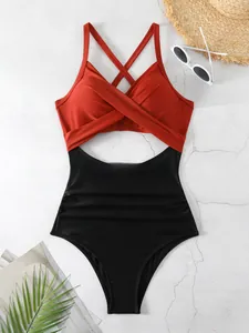 Vue détaillée d'un maillot de bain une pièce ajouré avec un haut croisé rouge chic