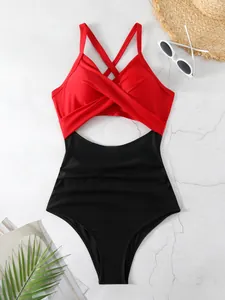 Vue détaillée d'un maillot de bain une pièce rouge et noir avec haut croisé et découpe.