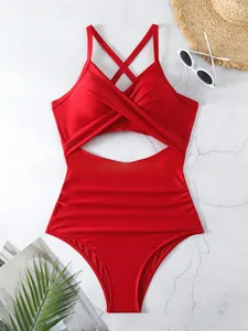 Vue détaillée d'un maillot de bain rouge avec découpe croisée sexy et design dos nu élégant