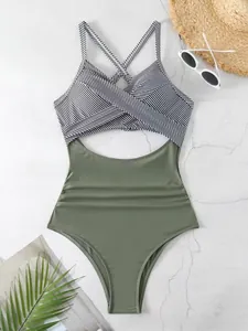 Maillot de bain une pièce vert olive et rayé avec découpe sexy et design croisé devant