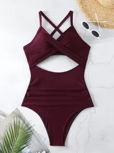 Vue détaillée du maillot de bain bordeaux une pièce avec croisé devant et découpe taille