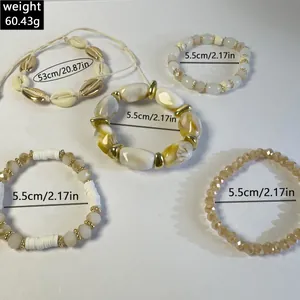 Gedetailleerd beeld van bohemian kralenarmbanden en enkelbandjes met schelp en kristal
