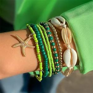 Juego de 7 pulseras bohemias de cuentas verdes con estrella de mar dorada y colgantes de concha