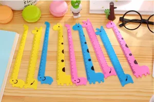 Vista detallada de varias reglas de plástico de 15 cm con forma de jirafa de colores