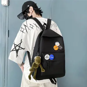 Vue de dos d'un étudiant portant un sac à dos noir minimaliste de grande capacité