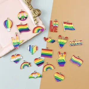 Vista dettagliata di ciondoli in lega smaltata arcobaleno a forma di cuore e mongolfiera