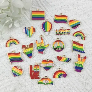 Collezione di ciondoli Pride in smalto arcobaleno, cuori e bandiere per gioielli fai da te