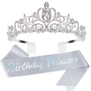 Vue détaillée du diadème étincelant en cristal argenté et de l'écharpe Birthday Princess