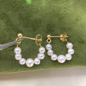 Detailansicht eleganter Süßwasserperlen-Ohrringe im minimalistischen Traubendesign.