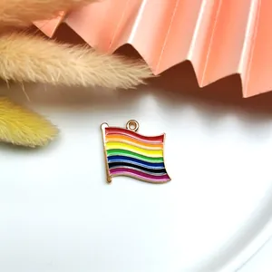 Vista ravvicinata del ciondolo a bandiera arcobaleno in lega per gioielli DIY