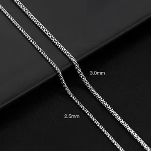 Κοντινή λεπτομέρεια που δείχνει πάχη 2,5 mm και 3,0 mm ασημένιων αλυσίδων από ανοξείδωτο χάλυβα