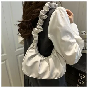 Elegante borsa a nuvola bianca increspata indossata come borsa a tracolla alla moda