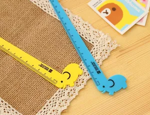 Primer plano de reglas de plástico con forma de elefante en azul y amarillo