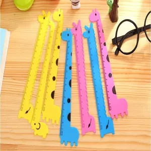 Detalle de reglas de plástico de 15cm con forma de jirafa en colores para niños