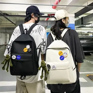 Vue lifestyle de sacs à dos décontractés noirs et beiges portés par deux modèles de mode