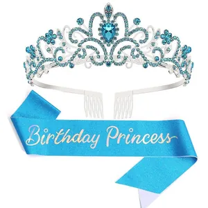 Vue détaillée du diadème argenté aux cristaux bleus et de l'écharpe Birthday Princess assortie.
