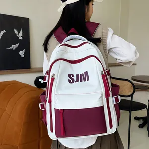 Modella con zaino scolastico vintage bordeaux e bianco ad alta capacità per viaggi e svago