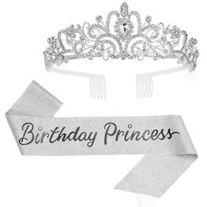 Détail ensemble diadème en strass argenté et écharpe Birthday Princess