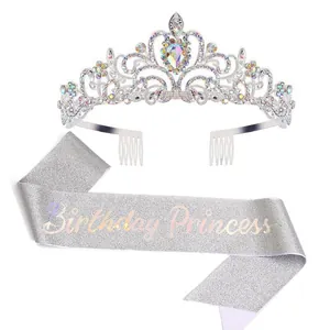 Vue détaillée de l'écharpe pailletée argentée avec texte Birthday Princess et diadème