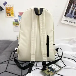 Vue arrière du sac à dos de voyage blanc avec poche zippée verticale