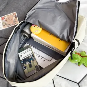 Vue intérieure détaillée d'un sac à dos beige de grande capacité rempli d'essentiels