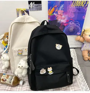 Zaini minimalisti stile Harajuku in bianco e nero con graziose spille cartoon