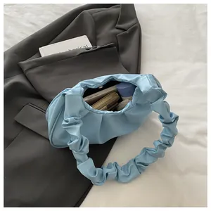 Dettaglio della capacità interna di una borsa a nuvola plissettata celeste chic