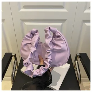 Primo piano che mostra la trama a pieghe di questa borsa a nuvola viola arricciata.