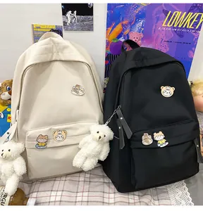 Zaini scolastici minimalisti in stile coreano nei colori bianco sporco e nero.