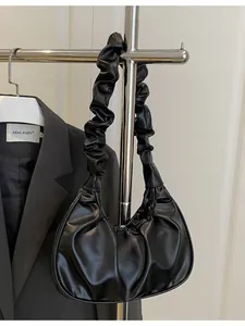 Elegante borsa a spalla nuvola nera da donna con un cinturino arricciato alla moda
