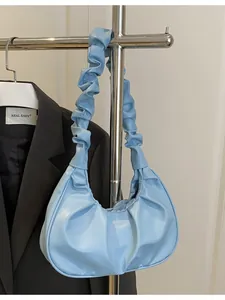 Borsa a tracolla plissettata azzurra stile nuvola con design chic e minimalista